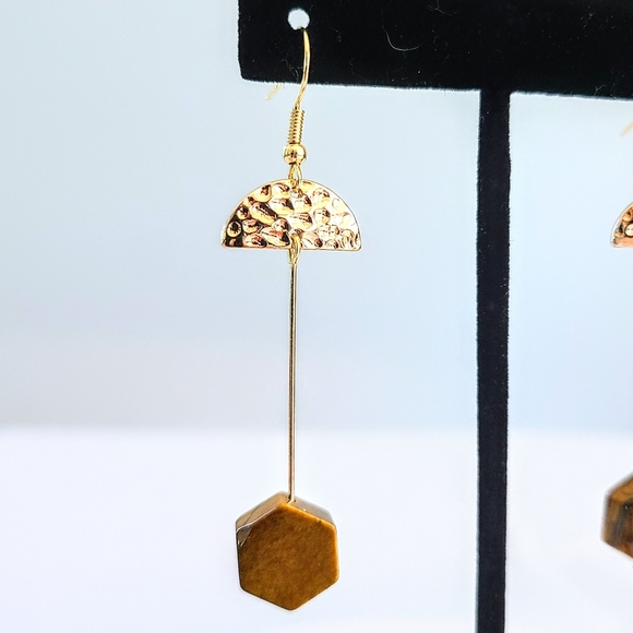 Subtle Delights Handmade Abstract Hammered Goldtone & Tiger's Eye Stone Earrings - Picture 5 of 6